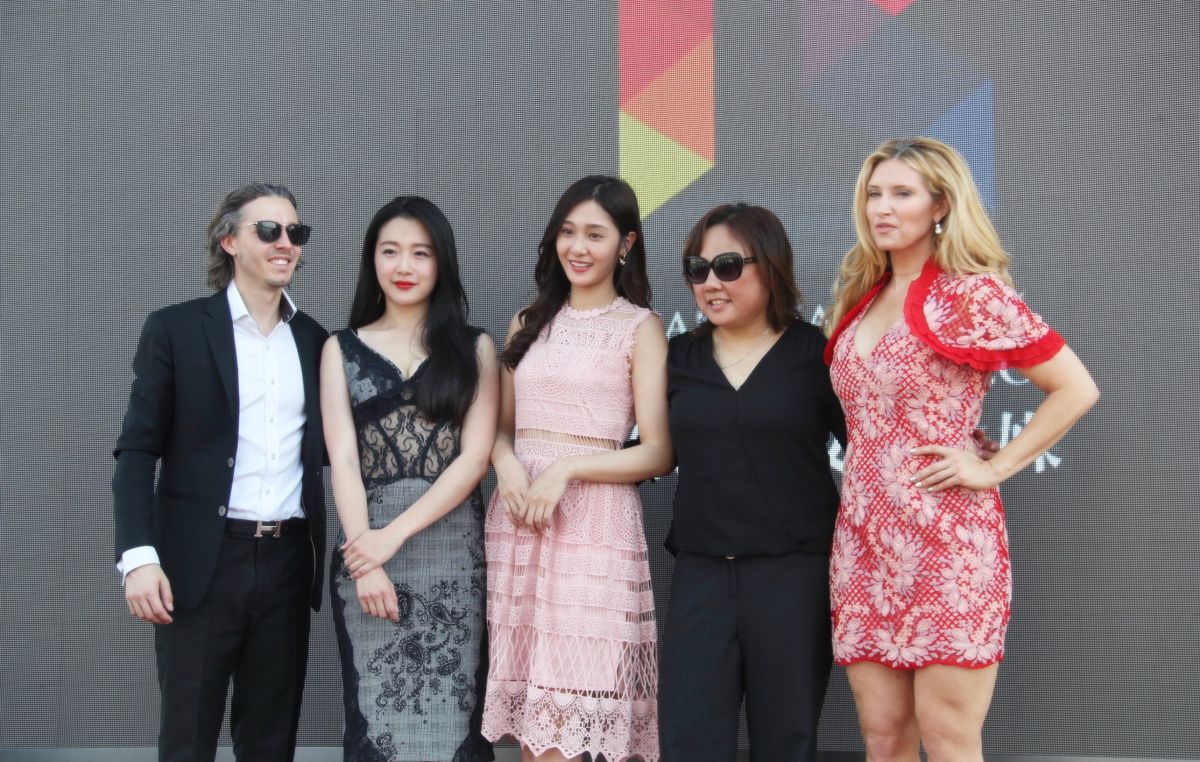 ▲邱子芯（中）到上海出席網路電影發佈會。（圖／民視提供）