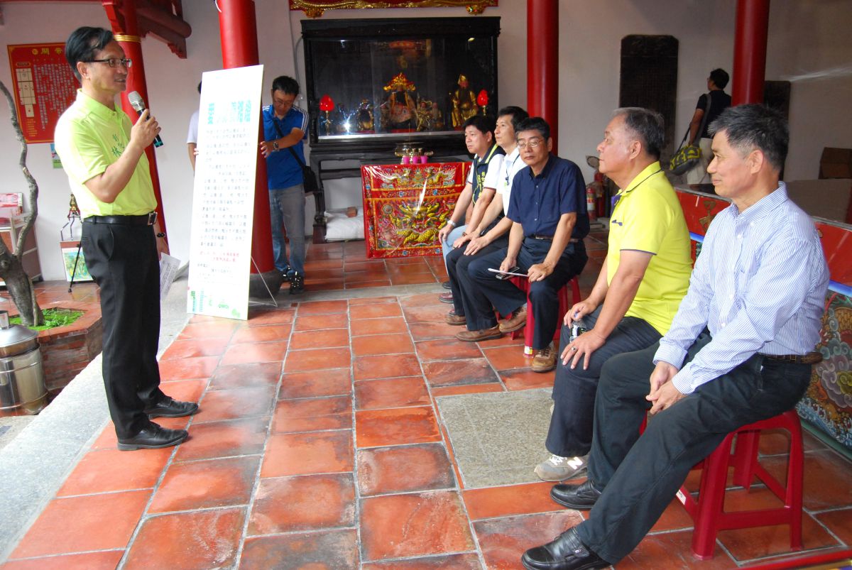 ▲市長林世賢在關帝廟宣布，認養3盞即可在公所管轄的國定古蹟聖王廟或縣定古蹟慶安宮免費點光明燈。（圖／記者陳雅芳攝，2019.05.27）