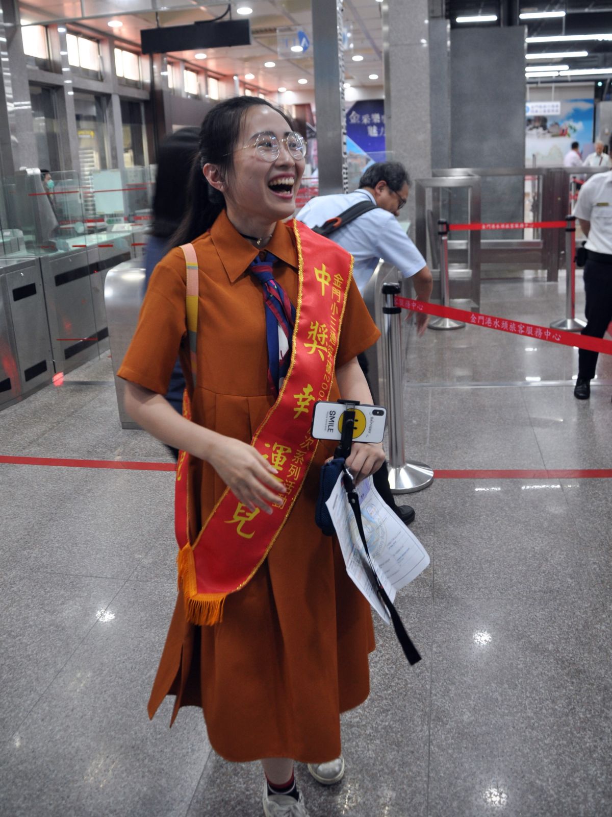 ▲搭乘上午9點新武夷輪，來自廈門的楊露琦小姐，成為喜迎小三通2千萬旅客人次抽獎活動的第一位幸運兒。（圖／金門港務處提供）