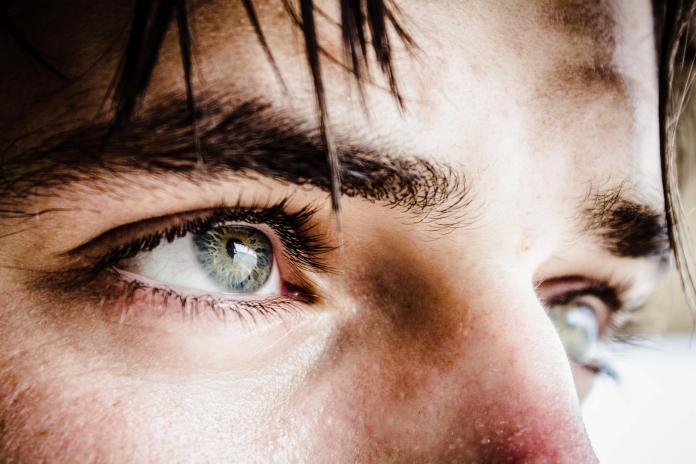 ▲視網膜剝離可能與高度近視、過度用眼關係密切。（示意圖／取自 Unsplash ）