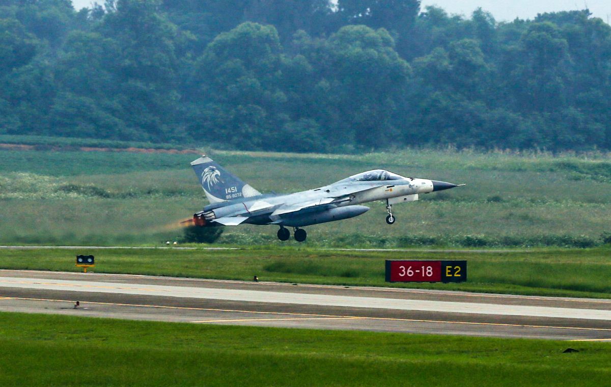 ▲漢光35號演習首日，空軍第三聯隊IDF戰機27日執行戰備轉場任務，飛行員與地勤人員進行飛行前檢查，隨後，戰機滑出機堡，至加溫坪待命，並依令起飛。（圖／軍聞社提供）