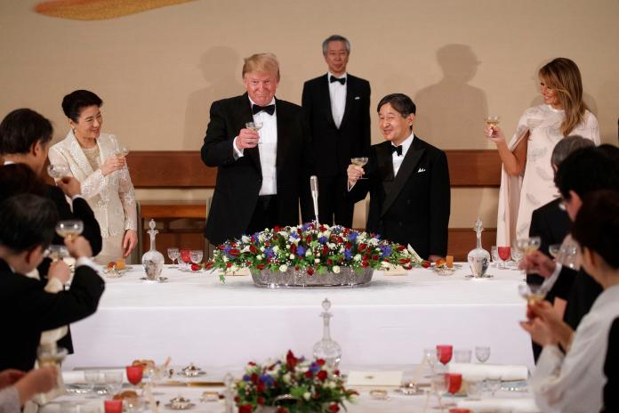 ▲美國總統川普周一晚（27日）跟夫人梅蘭妮亞到皇居，出席由德仁天皇所設的晚宴。（圖／美聯社／達志影像）