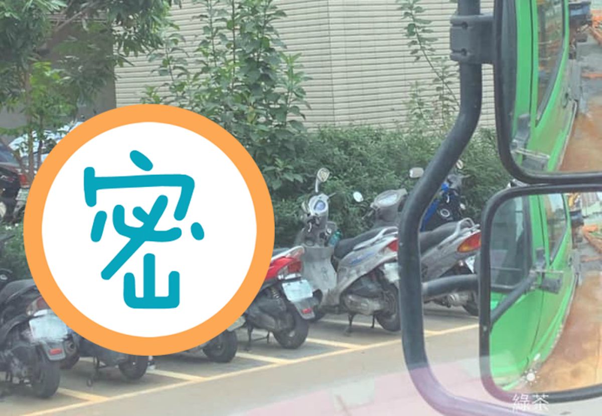 ▲女騎士疑似正要跨坐機車，身著「真理褲」露出白皙美腿，邪惡視角讓 4 千名網友瞬間視線全歪。（圖／翻攝自臉書社團「職業聯結車 大貨車 大客車 拉拉隊 運輸業 照片影片資訊分享團」）