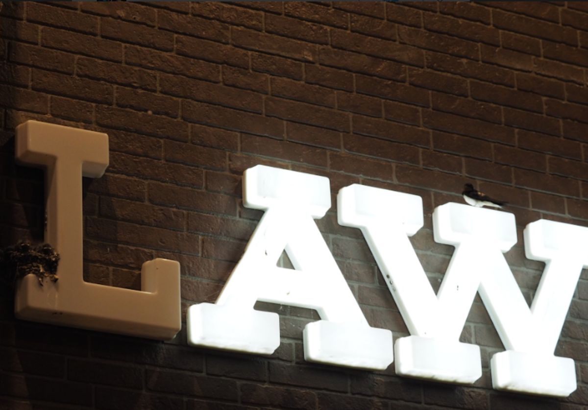 ▲位於日本四國道後溫泉附近的一間「 LAWSON 」超商招牌，「 L 」卻沒有亮燈，店員道出真正原因，立刻暖哭廣大網友。（圖／翻攝自推特）