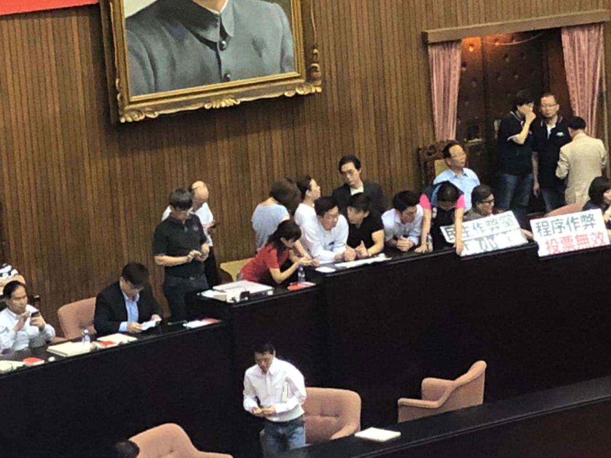 藍綠立委皆在主席台上卡位，誰也不讓誰。 (圖/記者吳承翰攝)