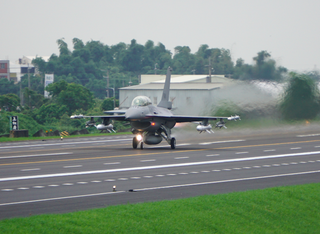▲漢光35號演習28日實施彰化戰備道起降操演，F-16V戰機在補充油料、加掛彈藥後起飛迎敵。（圖／記者呂炯昌攝, 2019.5.28）