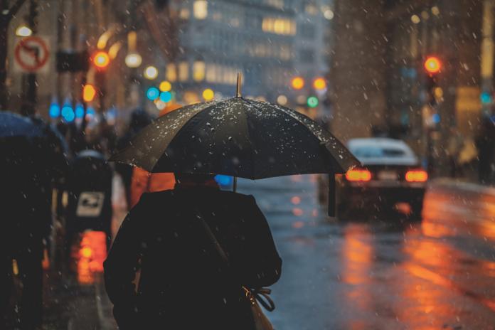 梅雨鋒面襲台！16縣市發「大雨特報」　易有短延時強降雨
