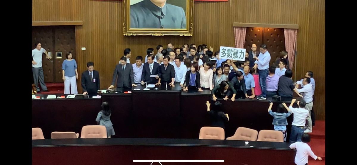 民進黨團把主席台清出位子，讓蘇嘉全進場主持議事。 (圖/記者吳承翰攝)