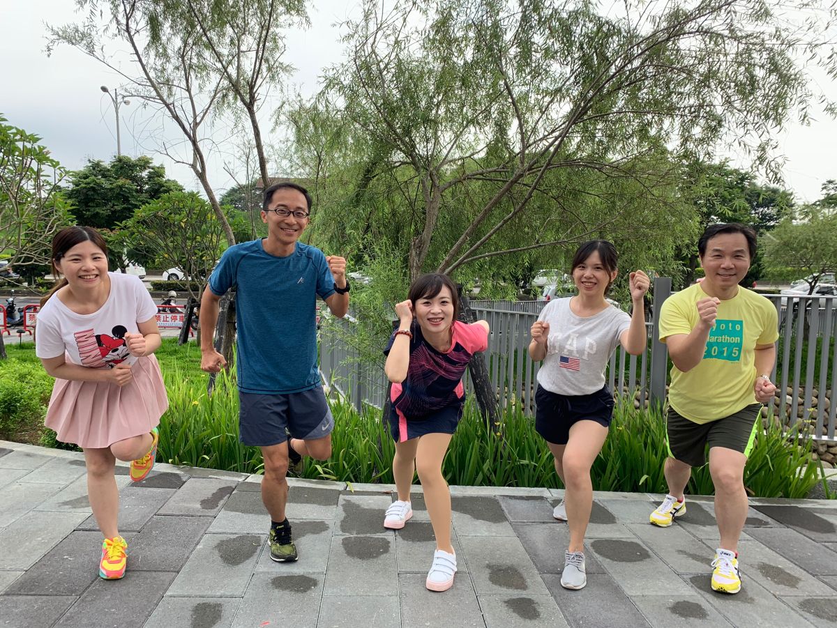 ▲心臟血管科主任林圀宏(右一)、急診室主任游俊豪(左二) 與醫護同仁一同征戰世界海洋日路跑。（圖／中醫大新竹附醫提供）