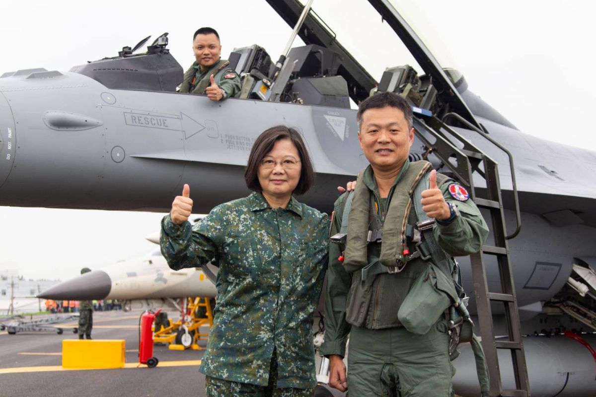 ▲蔡英文總統28日上午視導彰化戰備道起降演練。（圖／軍聞社提供）