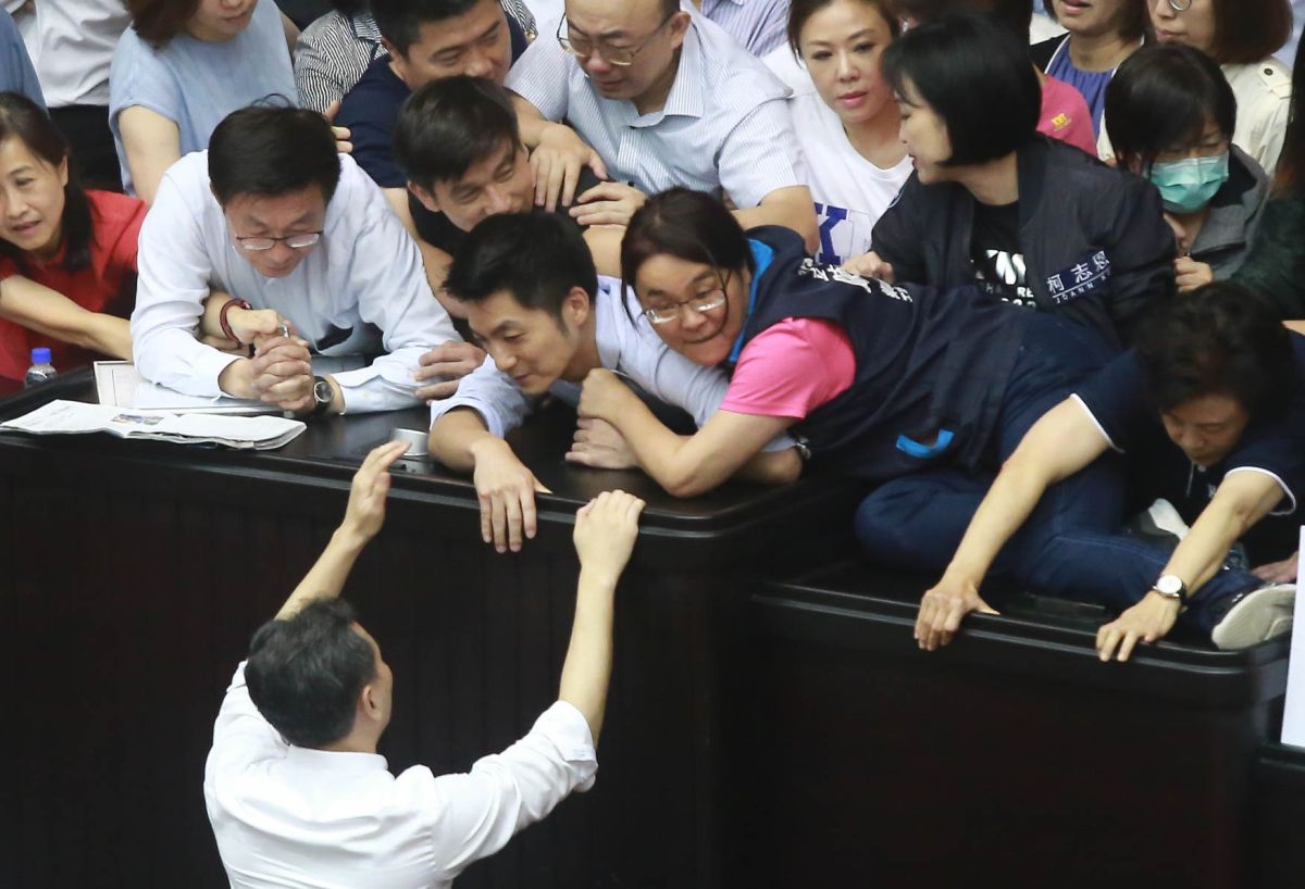 陳玉珍說，5/28那天，是為了保護主席台才會和蔣萬安抱在一起，兩人也聊了很多法律議題，但事後遇到，講話都會保持距離。 (圖/Nownews資料照)