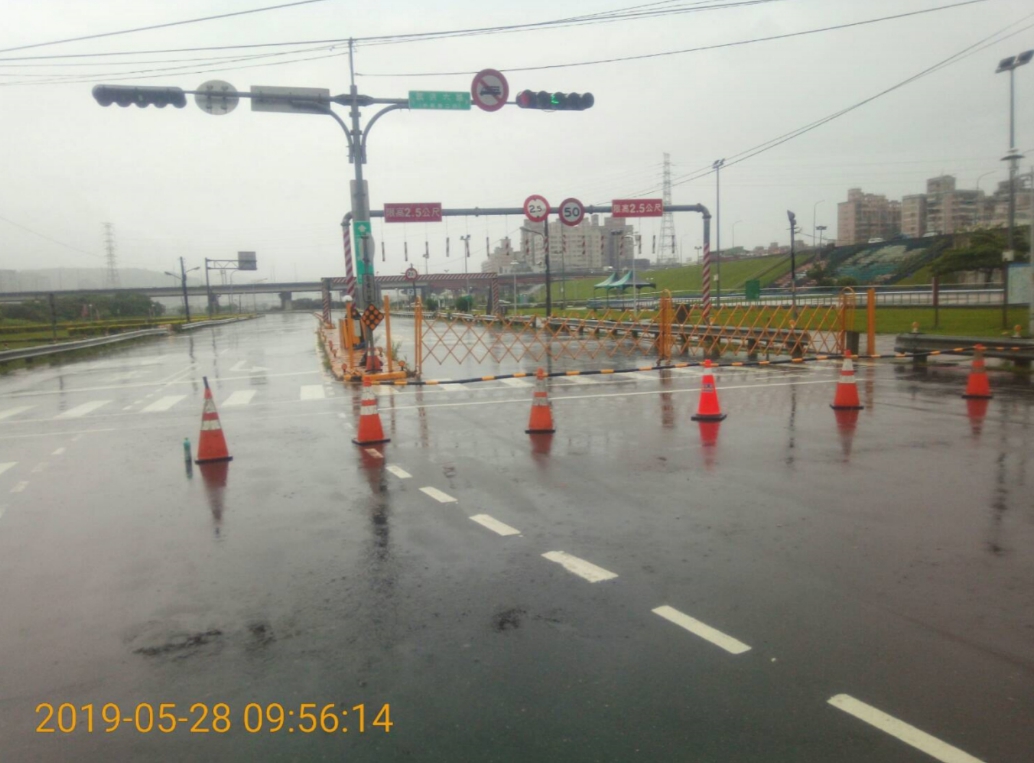 ▲新北市二重疏洪道因豪大雨造成疏洪一路（疏洪四路至疏洪六路段）漫淹積水，市府已派員進行道路管制。（圖／新北市政府提供）

