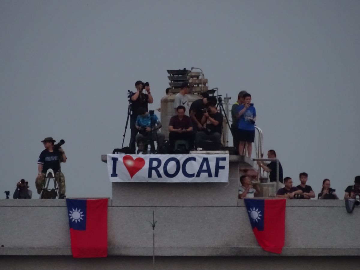 ▲漢光35號演習第2日，28日於彰化戰備道實施戰機起降及整補作業演練，民眾舉國旗為國軍加油。（圖／記者呂炯昌攝, 2019.5.28）