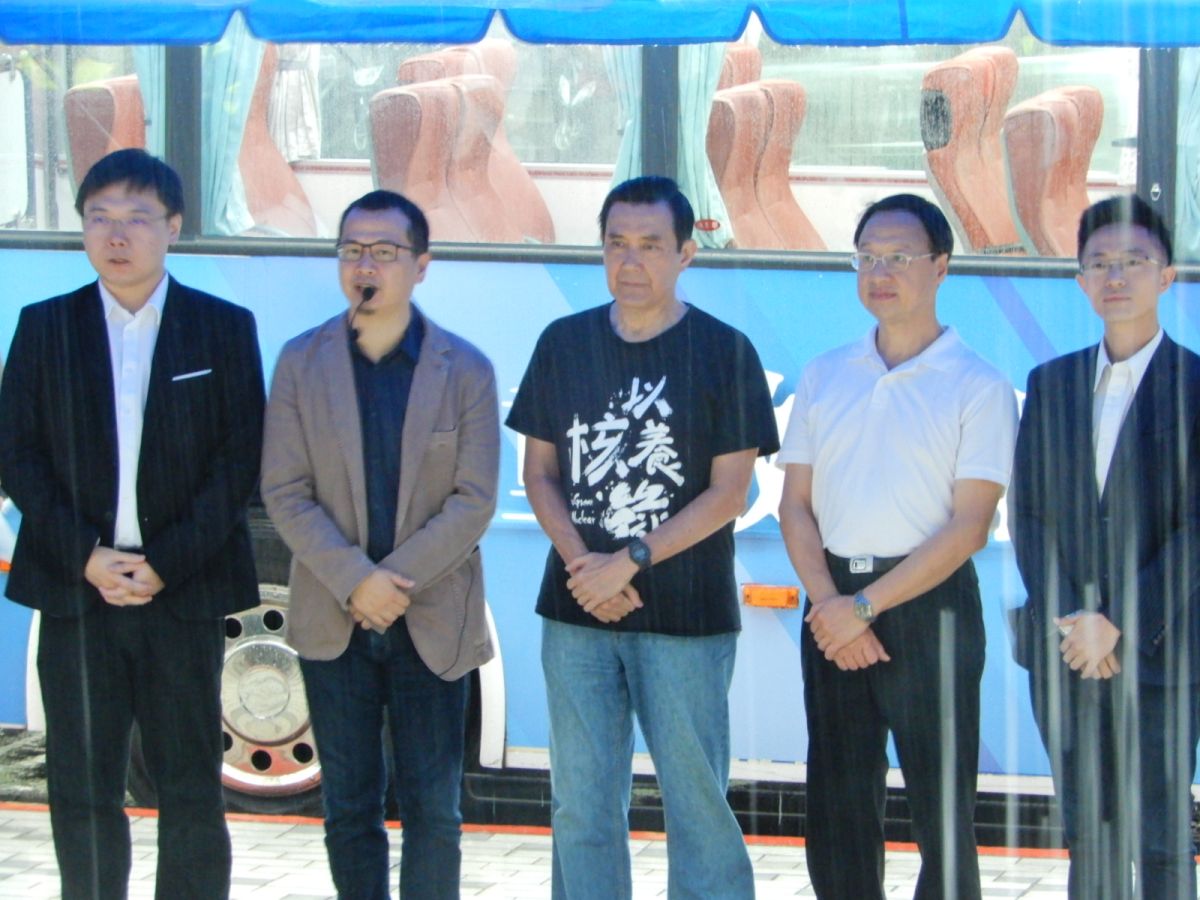 前總統馬英九、前行政院長江宜樺28日連袂在大雨滂沱的台電大樓前方人行道上召開記者會，呼籲重啟核四。( 圖 / 記者陳弘志攝，2019.05.28)