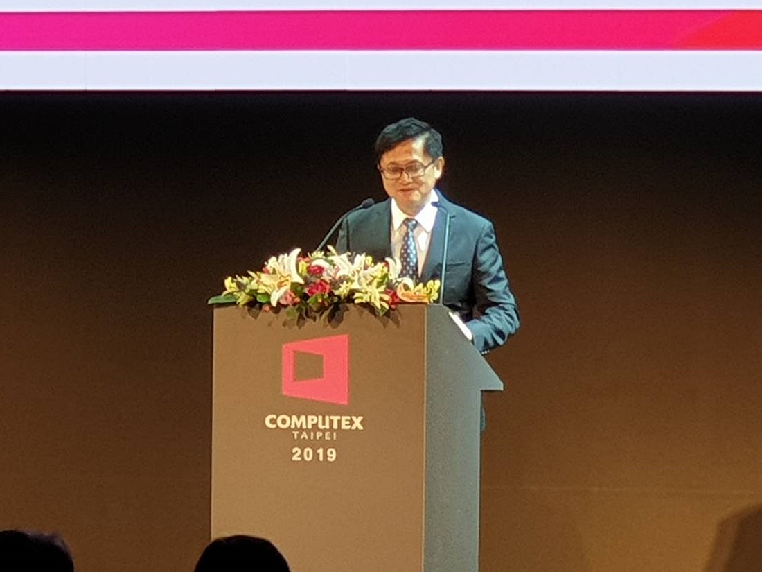 ▲台北國際電腦展盛大開幕，台北市電腦公會理事長童子賢表示，雖然近期美中貿易科技戰帶來短暫動盪，但他相信資通訊科技將持續扮演經濟成長的「威力寶石」。（圖／記者許家禎攝，2019.5.28）