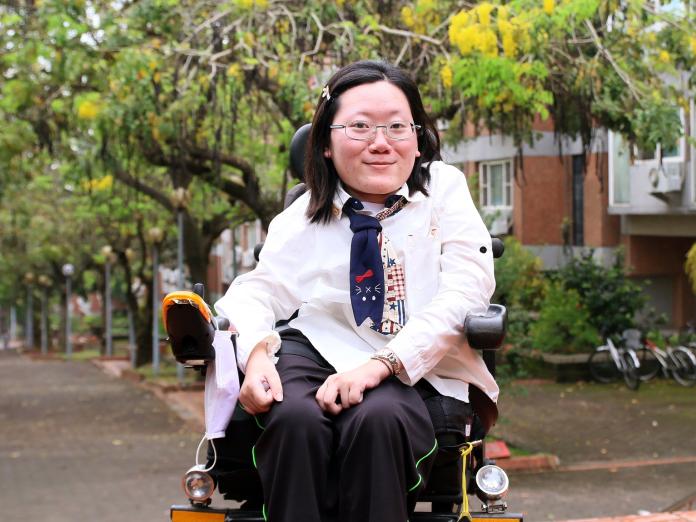 中正大學張仕菁二度獲總統教育獎，她說：「雖然身體病弱，但只要有心想完成，就算是身障生也能做到很多事。」（圖/中正大學提供，2019.05.28）
