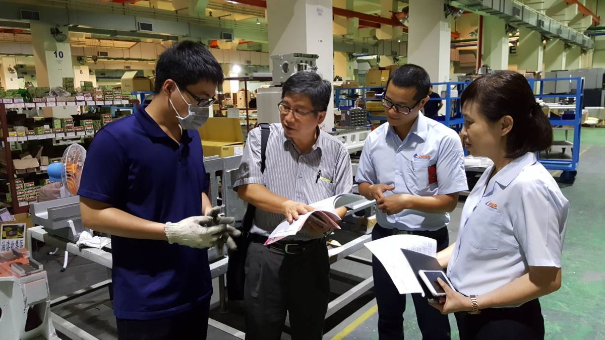 ▲修平科大與亞崴電機產學合作，機械系大四學生全學年在廠實習，副教授徐仲亭(左二）三不五時到廠關心訪視。（圖／金武鳳攝，2019.5.28)