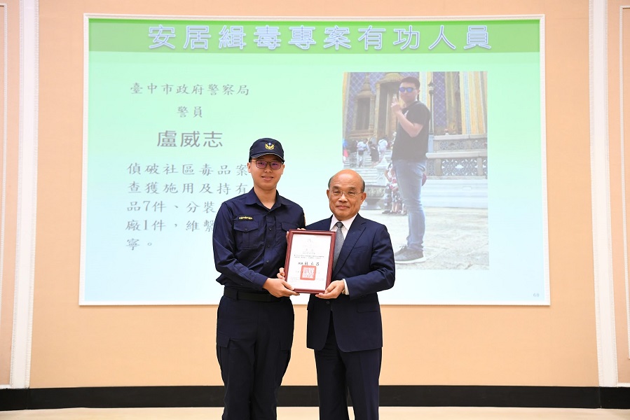 ▲行政院長蘇貞昌頒獎予安居緝毒表現傑出的員警盧威志（圖／警方提供）