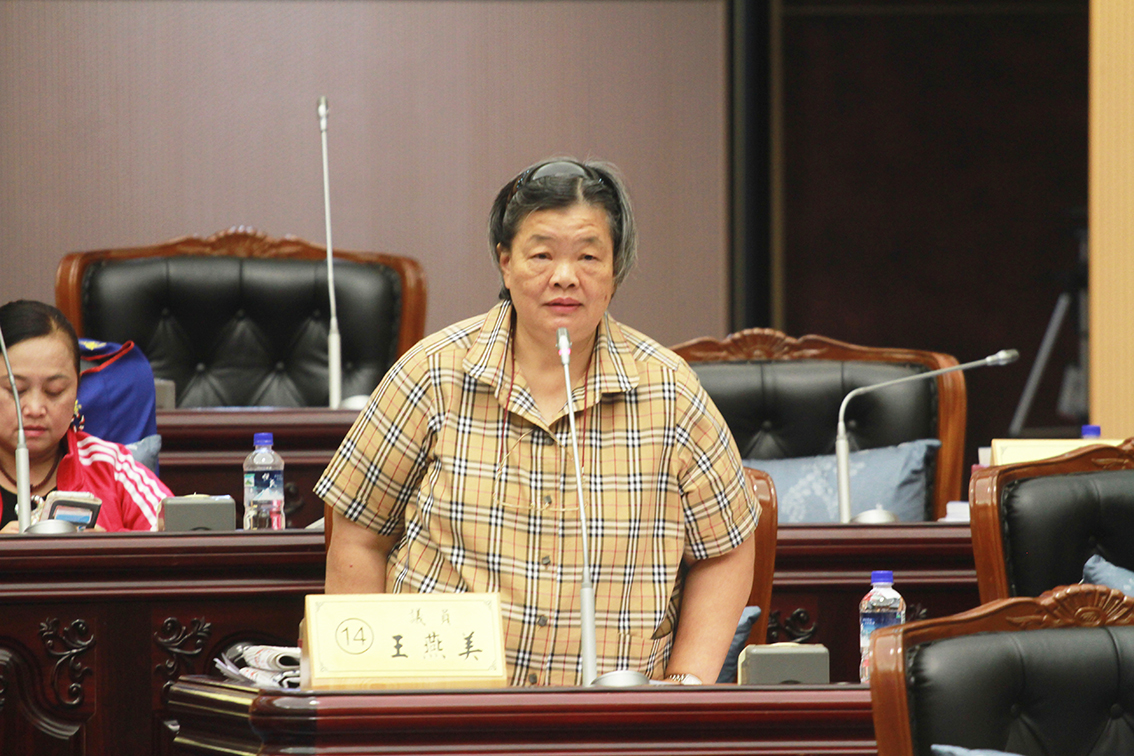 ▲花蓮縣客家事務處年度總預算竟然比夏戀嘉年華還少，議員王燕美質詢時砲轟客家事務處，乾脆廢處算了。（圖／記者鄭志宏攝）