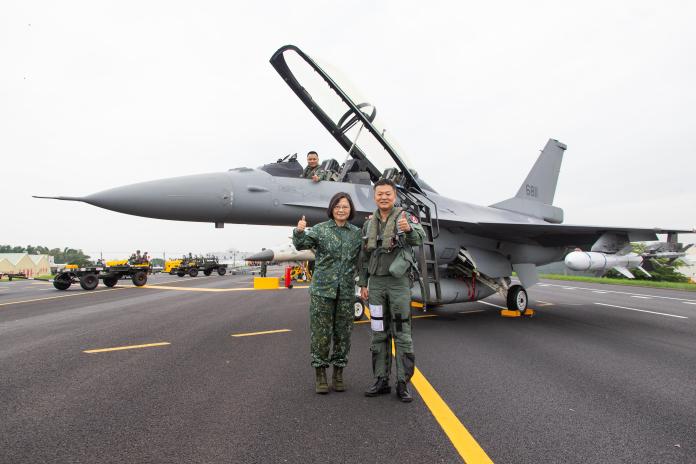 ▲蔡英文總統28日視導空軍4型機執行彰化戰備道起降操演，在F-16V戰機起飛前，與任務機飛行員一同豎起大拇指，對飛行員扎實的訓練成果比「讚」。（圖／軍聞社提供）
