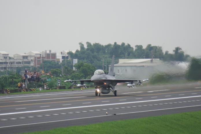 ▲漢光35號演習28日實施彰化戰備道起降操演，F-16V戰機在補充油料、加掛彈藥後起飛迎敵。（圖／記者呂炯昌攝, 2019.5.28）