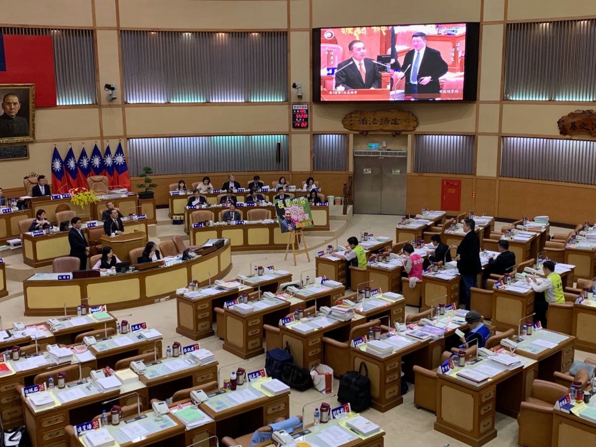 ▲何博文提出新北市老人共餐每一年至少有一個月能提供補助金3000元，但侯友宜無正面答應。（圖／記者宋原彰攝，2019.05.28）