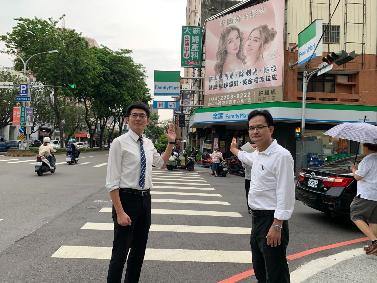 ▲議員張耀中(右)、黃守達(左)指出，街頭醫美診所的帆布廣告多是用俊男美女的示意圖招攬。 (圖／張耀中服務處提供2019.5.28)