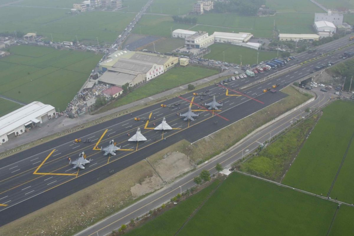 ▲彰化戰備道計畫於5月28日清晨開設，再次驗證空軍戰機在西部跑道遭到毀傷後，緊急利用高速公路進行起降。（圖／軍聞社提供）