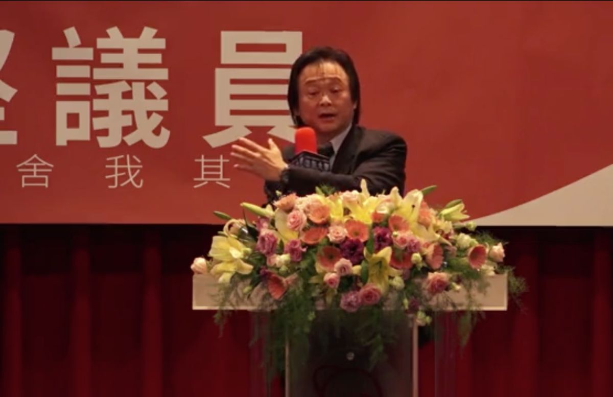 ▲台北市議員王世堅今（28）日受世新大學行政管理系邀請赴校內演講，主題鎖定「舍我其誰」。王世堅一路妙語如珠，談起過去噱頭十足的跳海和高空彈跳，他表示這些舉動固然勇敢，但敢站在學生面前分享經驗談，才是最勇敢的事。（圖／翻攝自世新大學臉書）
