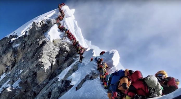 ▲聖母峰因登山客擠爆登頂路線，出現「大塞車」的景象。（圖／截自YouTube畫面）