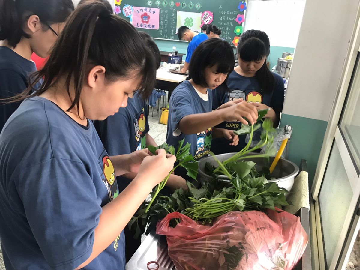 ▲溪州國中學生在農會四健會家政班員的指導下，利用在地生產的稻米、蔬果，挑菜、炒菜大展廚藝。（圖／記者陳雅芳攝，2019.05.28）