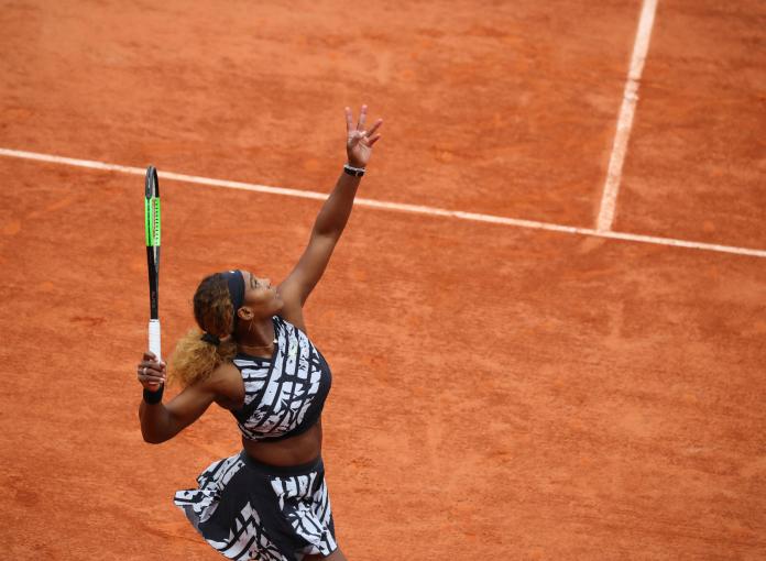 小威廉斯(Serena Williams)在法國巴黎羅蘭加洛斯舉行 的法國網球公開賽第一輪對陣迪亞琴科(Vitalia Diatchenko)的女子單打第一輪 比賽中擊球。（圖／美聯社／達志影像）