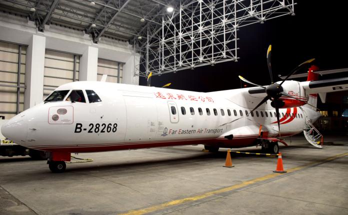 ▲遠東航空第 6 架全新 ATR 客機，今（ 28 ）日晚間抵達松山國際機場，同時宣布 4 架 MD 客機今年 8 月起將陸續退役。（圖／遠東航空）
