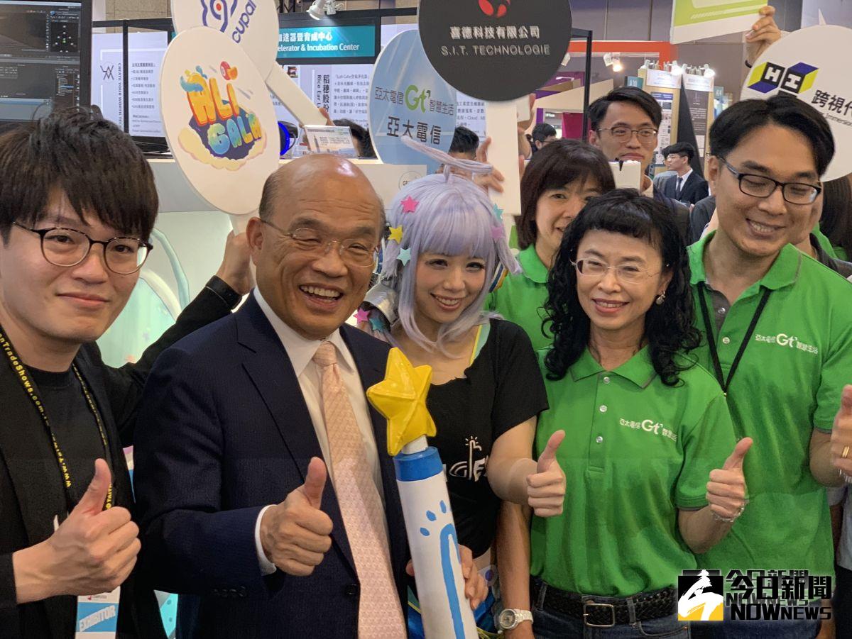 ▲在今(29)日的InnoVEX新創特展開幕典禮中，行政院長蘇貞昌也特別擔任貴賓，並在各展區了解最新科技應用趨勢。（圖／記者劉士成攝。2019.05.29）
