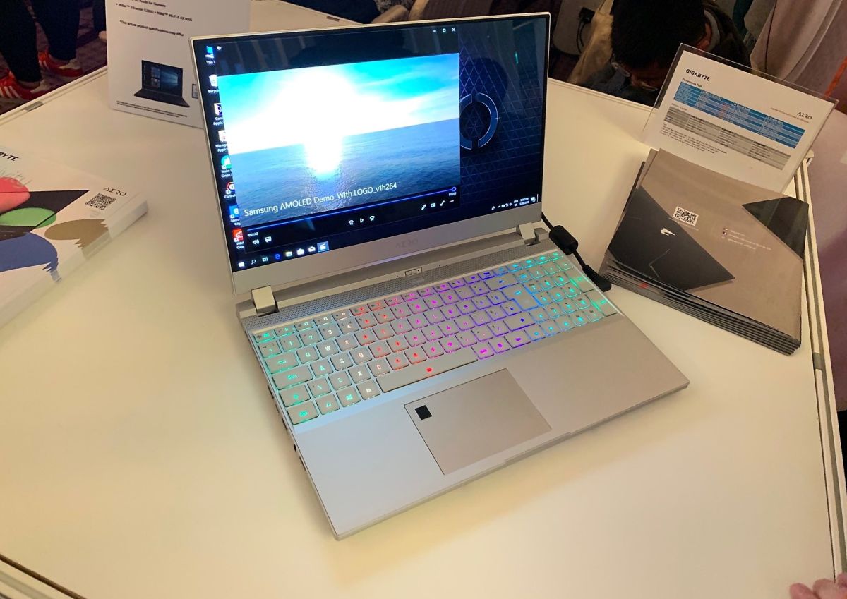 ▲技嘉於28日發表New AERO系列筆電，特別搭載業界獨家Pantone校色技術的AMOLED超高彩度對比HDR螢幕。（圖／記者劉士成攝）