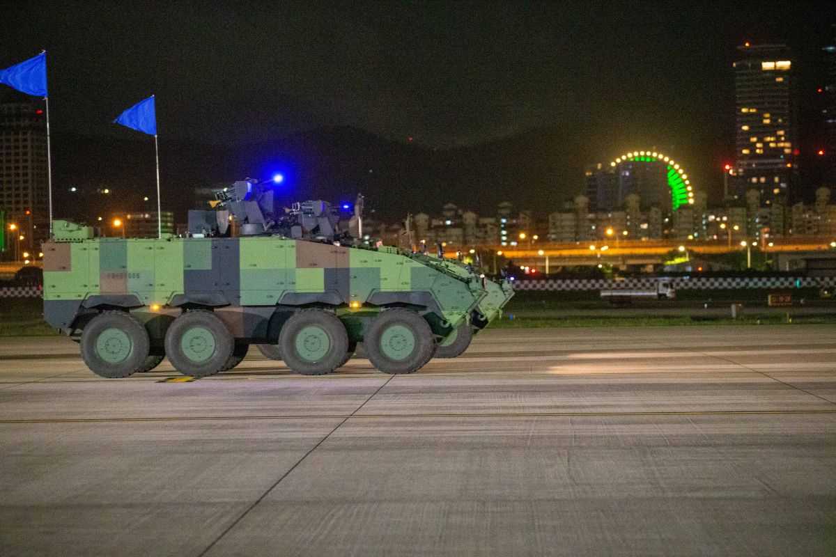 ▲漢光35號演習29日實施反空機降操演，憲兵202指揮部派遣雲豹八輪甲車等應援部隊抵達松山機場。（圖／軍聞社提供）