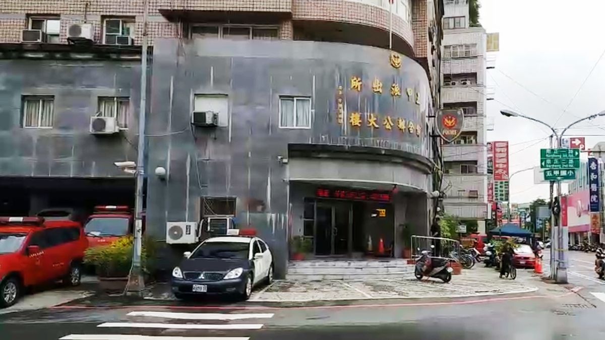 ▲高雄市警察局鳳山分局五甲所員警日前取締黃姓機車騎士安全帽未配戴完整，疑遭檢舉收賄6000元紅包後縱放嫌犯之疑。(圖／記者郭俊暉攝，2019.05.29)