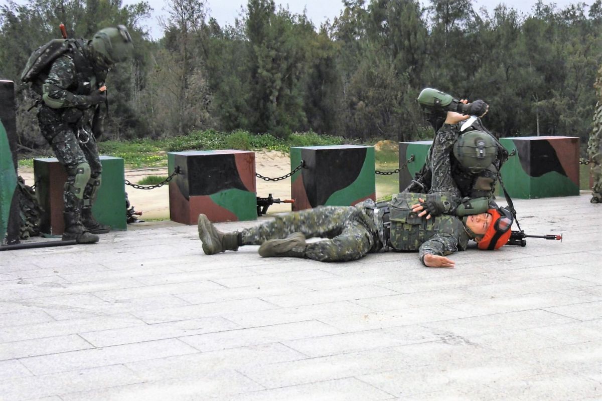 ▲金防部兩棲偵察營弟兄潛入假想碉堡，將敵迅速襲殺。（圖／蔡若喬攝, 2019.05.29）