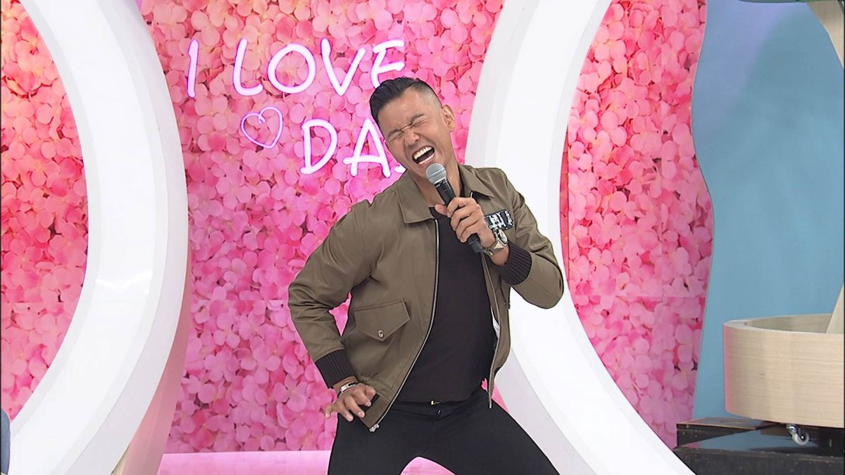 ▲黑人模仿范瑋琪被痛打的模樣。（圖／中天提供）