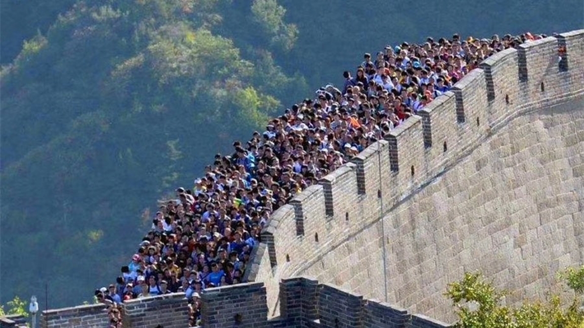 ▲八達嶺長城人滿為患，當局自6月1日起推出全網絡實名制預約售票，每日限6.5萬人次。（圖／翻攝網路）