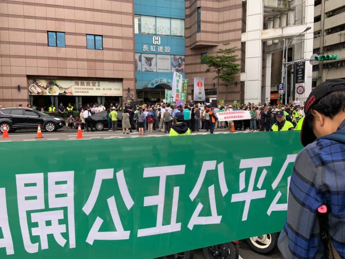 挺賴民眾包圍黨中央，要公平初選。 (圖/記者吳承翰攝)