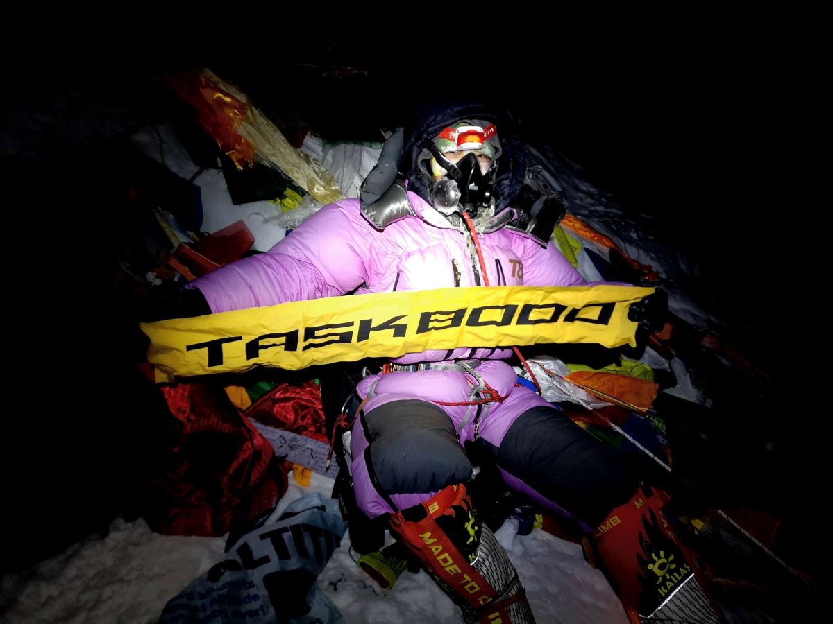 ▲台灣登山好手詹喬愉在聖母峰頂拍攻頂照。（圖／翻攝詹喬愉臉書）