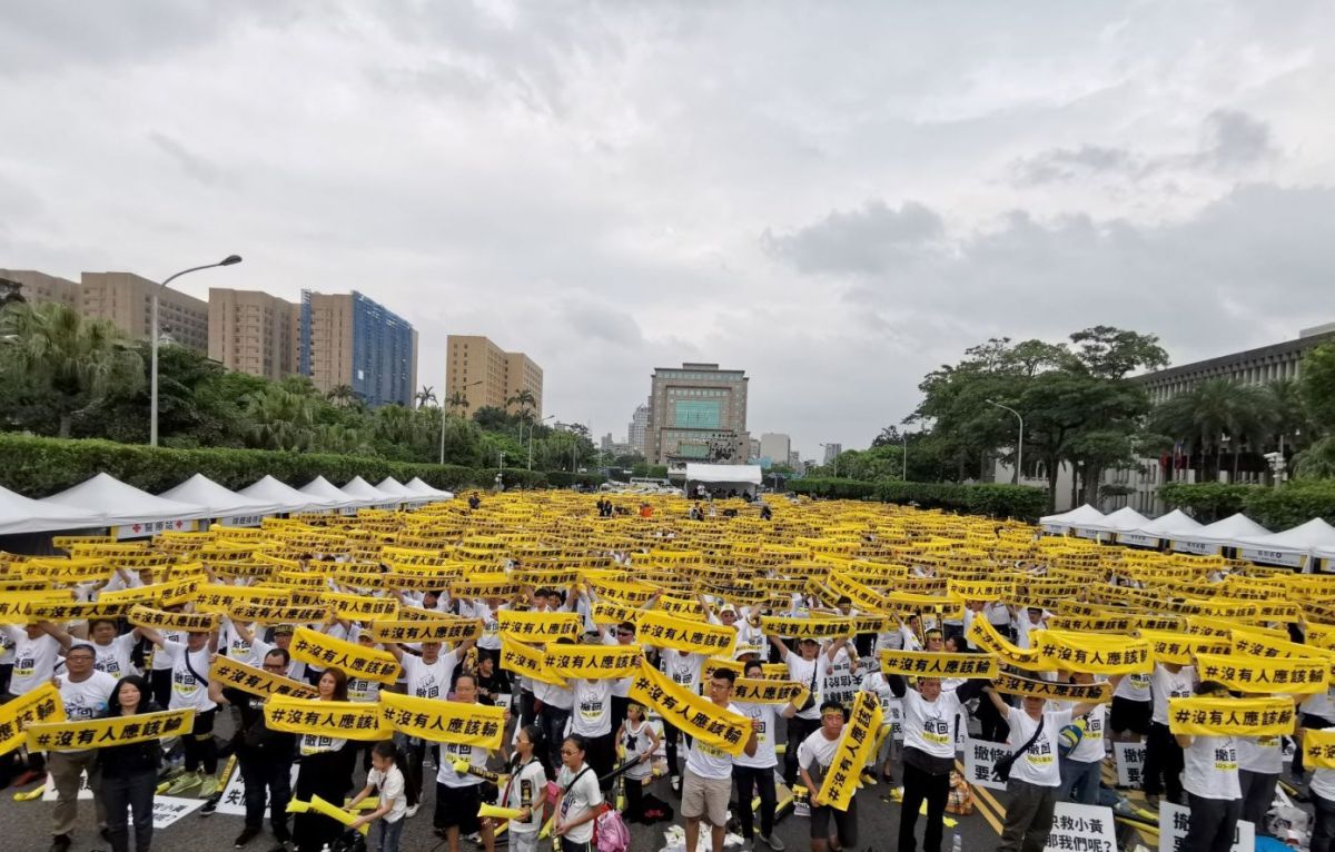 ▲Uber曾在4月21日號招萬人集結總統府前抗議 103-1 運管新規，但如今交通部回應另自救會失望，因此遞交成情書給蘇院長，希望有正面的回應。（圖／記者劉士成攝 ,）