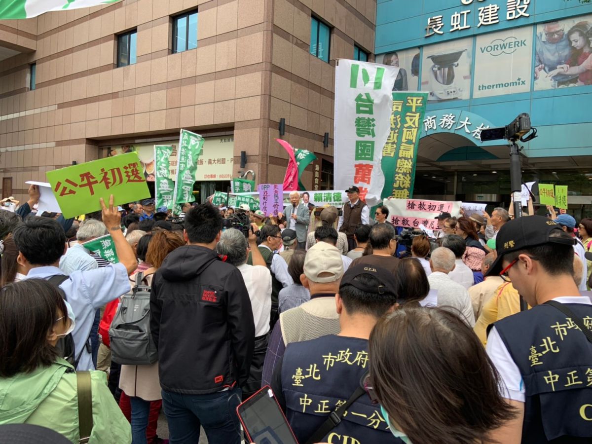 獨派團體包圍民進黨中央，揚言若中執委一意孤行，破壞初選制度，他們將發起割綠委活動，讓中常委、中執委消失在政壇。 (圖/記者吳承翰攝)