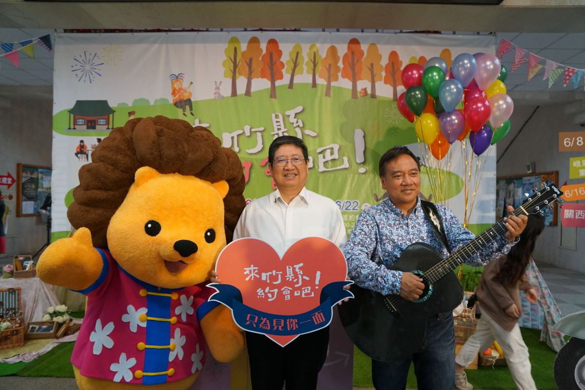 ▲春遊專案活動，新竹縣政府六月再加碼1400元好康，縣長楊文科(右二)與民歌手施孝榮(右)邀請嘉賓來新竹約會。（圖／新竹縣政府提供）