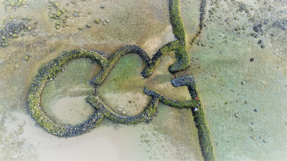 ▲在吉貝經營民宿的謝宏育找來製作石滬的師傅柯進多，做了三心的「葫蘆石滬」，成為吉貝目前最夯的觀光景點。（圖／郭偉民提供，2019.05.29）