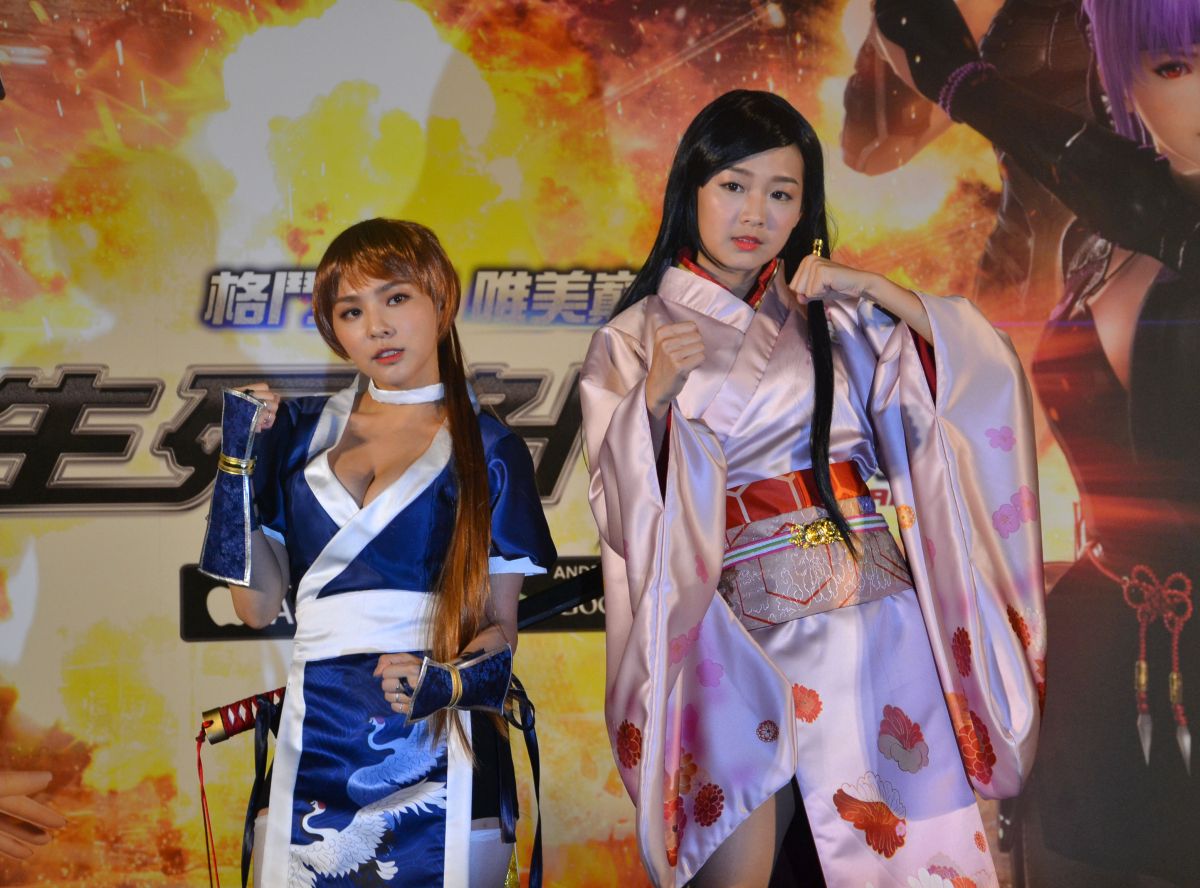 ▲宅男女神熊熊、俏麗LamiGirls籃籃-籃靖玟，化身遊戲女主角「霞」和人氣角色「心」。（圖／記者顏大惟攝，2019.5.29，下同）