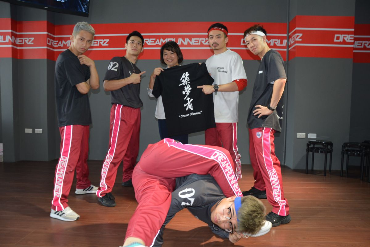 ▲築夢者團員們致贈T恤給黃敏惠市長。（圖／記者郭政隆攝影2019.5.29）