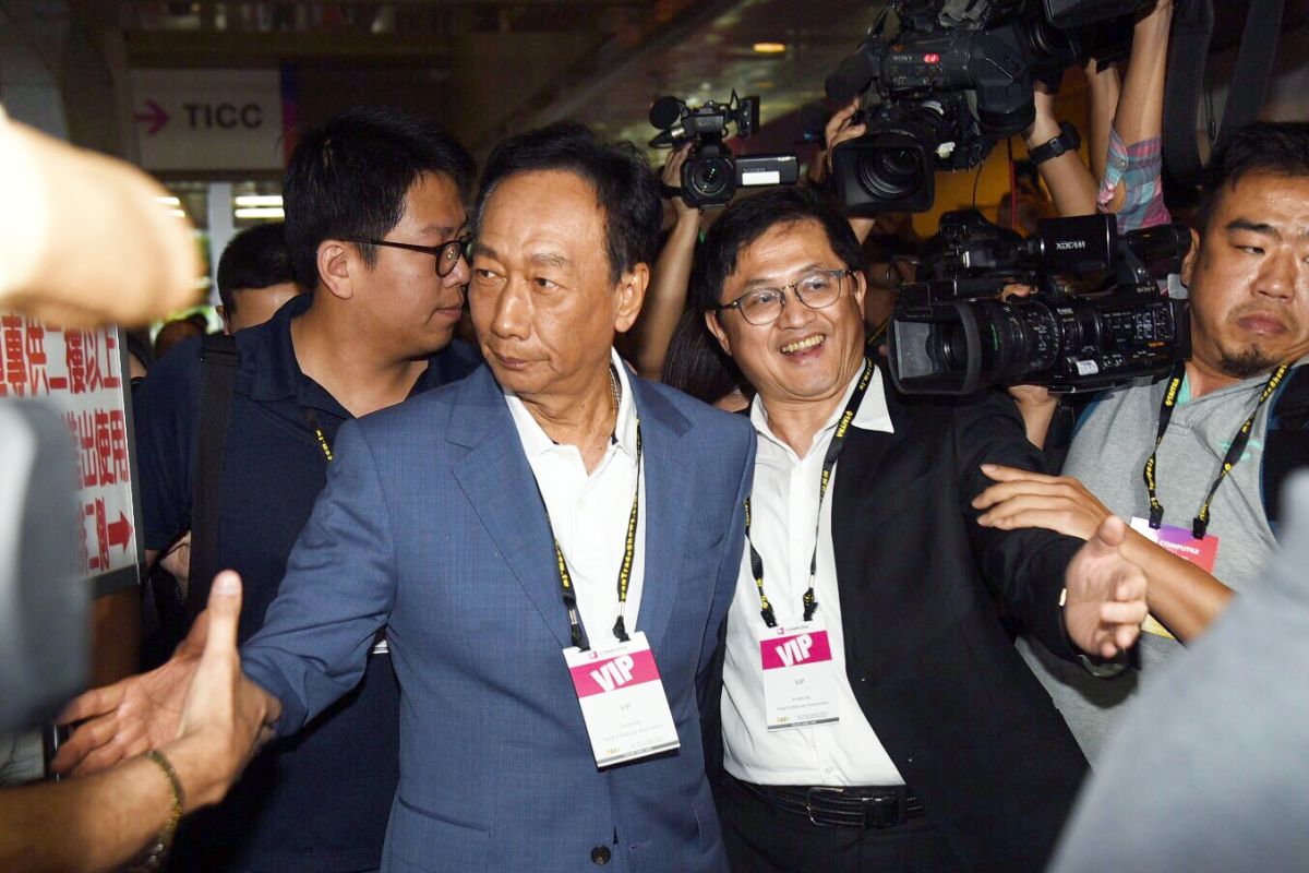 ▲國民黨總統初選參選人郭台銘（圖左）今（29）日出席台北國際電腦展的InnoVEX新創特展，台北市電腦公會理事長童子賢（圖右）全程陪同。(圖／記者陳明安攝，2019.5.29)