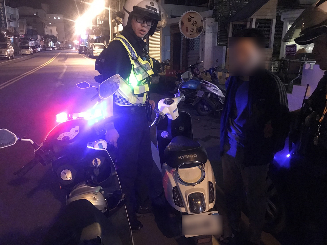 ▲花蓮市自強派出所員警昨日晚門巡邏時，看見一名男子搶快闖紅燈將他攔下，發現男子身上居然藏有11包毒咖啡，將他以現行犯逮捕。（圖／記者鄭志宏翻攝）